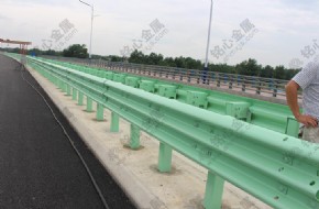 Traffic guardrail