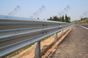 Traffic guardrail